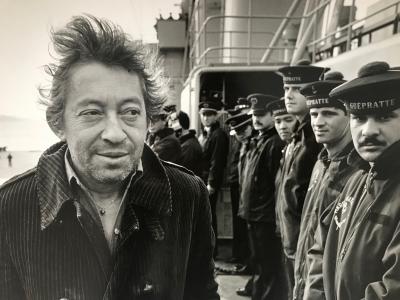 Marc Simon - Serge Gainsbourg sur l’escorteur d’escadre Guepratte 1984 - Tirage argentique, Signé 2